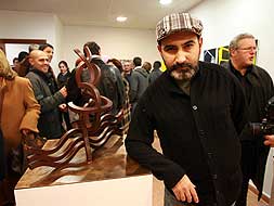 El pintor Sebastián, el pasado mes de diciembre, durante la inauguración de la galería 'Punto Rojo'. / LC