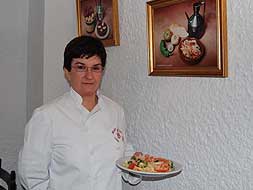 TRADICIONAL TENTACIÓN. María del mar lleva actualmente el Mesón La Jara- Casa Andrés y muestra un plato de cojondongo en un rincón de su restaurante./E. RUBIO