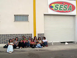 Trabajadores de Sanck Extremadura en la puerta de la empresa que fue cerrada sin avisar en 2007.|HOY