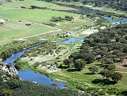 El río Ardila discurre a lo largo de la frontera con Portugal. Sirvió de guía para llegar a Barrancos./ CASIMIRO