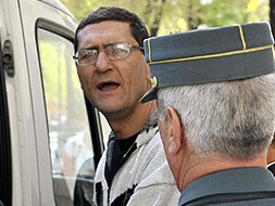 Antonio R.P. sale de la Audiencia tras el juicio para ser trasladado a la cárcel de Badajoz.|J.V.ARNELAS