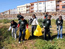 Algunos de los jóvenes que ayer participaron en la limpieza de las orillas del río./ PALMA