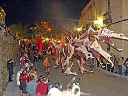 La figura de la mora 'Mansaborá' articulará el desfile de este año cuyo dragón, igual que en 2008, ha elaborado Eladio Ávila. / HOY