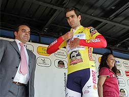 Segovia se coloca el primer maillot amarillo de la Vuelta a Extremadura./ MARISA NÚÑEZ