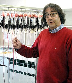 HEMATÓLOGO. José María Brull, junto a algunas de las máquinas en las que se procesa la sangre donada en Extremadura. / BRÍGIDO