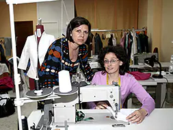 La profesora, Fernanda Porro y una alumna en el taller.|E.PIÑERO