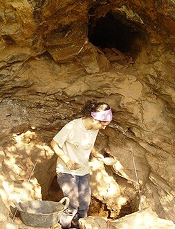 Una arqueóloga en las cuevas de La Canaleja, en la localidad cacereña de Romangordo. / HOY