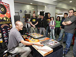 Jasper Boerma habló de la construcción de guitarras en la tienda Promúsica. /MARISA NÚÑEZ