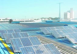 Placas solares en la azotea de un edificio en Cádiz. / R. C.