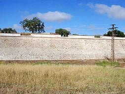 En los extremos están los dos baluartes heptagonales que también han sido restaurados y en el centro se aprecia la muralla reconstruida, de ocho metros de altura y que el paso de los siglos fue echando abajo. / CASIMIRO MORENO
