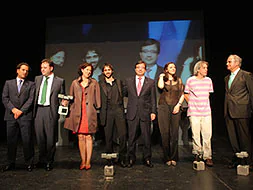 Foto de familia de los premiados, junto a autoridades y directivos de HOY, sobre el escenario del Teatro Alkázar. / ANDY SOLÉ