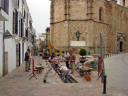 Tendido de fibra óptica en una calle de Almendralejo. / HOY