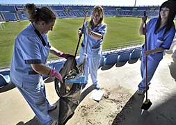Limpiadoras trabajando ayer en las gradas del Nuevo Vivero. / JOSÉ VICENTE ARNELAS