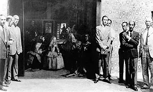 Agosto de 1937: Sir Frederic Kenyon, ex direstor del British Museum, James G. Mann, conservador del la Wallace Collection y Timoteo Pérez Rubio, en el colegio del Patriarca de Valencia, junto a Las Meninas de Velázquez.