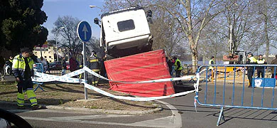 El camión se ha hundido esta mañana cerca del puente de la Universidad | MARIA JESUS MORICHE
