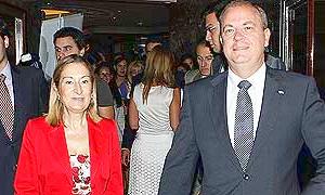 El presidente de Extremadura, José Antonio Monago , acompañado por la diputada popular Ana Pastor, antes de intervenir hoy en un desayuno informativo organizado en Madrid