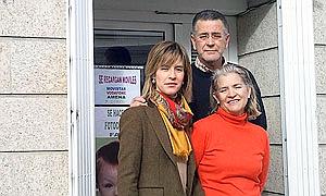 Los responables de la administración de lotería de Almaraz situada en la Avenida de Extremadura número 31.|ELOY