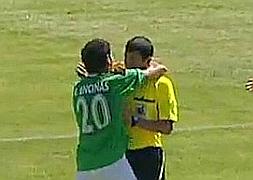 Meten el gol de la victoria y un jugador se abraza al árbitro