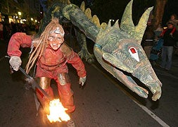 La Plaza se quedó pequeña para ver la quema del dragón de San Jorge