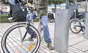 Un usuario utiliza una bicicleta de alquiler.| HOY