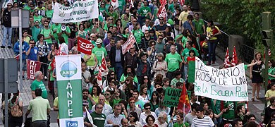 Unas seis mil personas han marchado en Cáceres contra los recortes en Educación.|LORENZO CORDERO