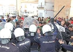 La Policía Nacional carga contra manifestantes en Cáceres
