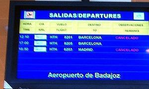 Imagen de las pantallas de información con los vuelos cancelados | HOY