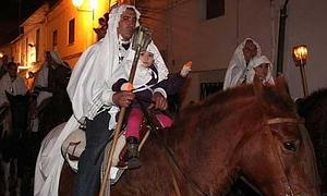 300 jinetes 'encamisaos' lanzan salvas a la Virgen en Torrejoncillo