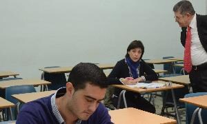 Alumnos haciendo los exámenes en la Uned de Mérida. / Brígido