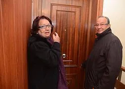 Manuela Chamorro ante su vivienda. / BRÍGIDO