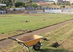 Levantan el césped del campo de fútbol