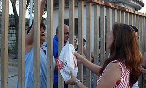 Familiares dando comida a los trabajadores encerrados. :: MAM