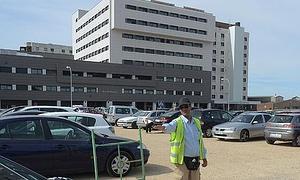 El parking del Infanta Cristina sigue aparcado tras vencer el convenio con la UEx