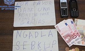 La Policía coge a una pareja que pedía limosna con un cartón para robar al descuido