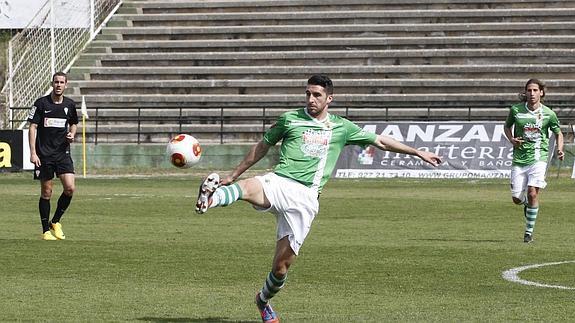 Iván Pérez intenta controlar un balón el domingo en el Príncipe Felipe