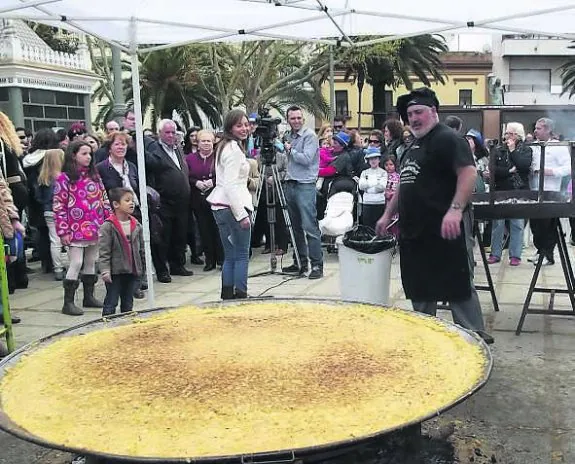 Aspecto de la tortilla gigante que se cocinó ayer en Villanueva. 