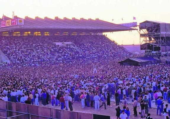 Así estaba el Príncipe Felipe en el concierto de Dire Straits. 
