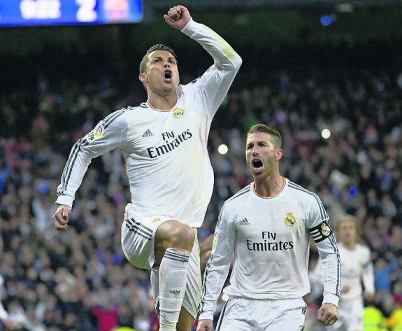 Cristiano celebra junto a Ramos su gol de penalti en el clásico del domingo. 