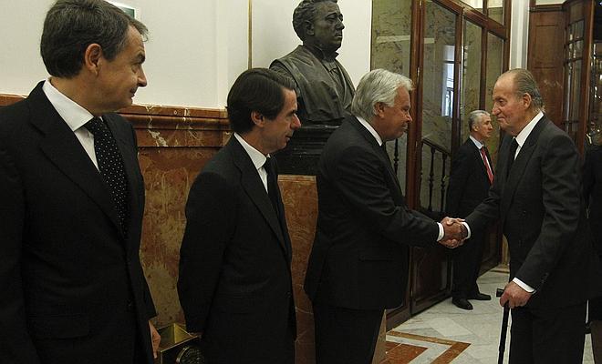El Rey junto saluda al expresidente del Gobierno, Felipe González, en presencia de los también expresidentes José María Aznar (2-i) y José Luis Rodríguez Zapatero