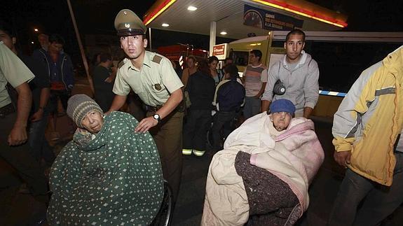 Dos ancianas son evacuadas en el Iquique. 