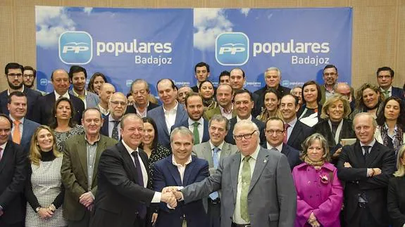 José Antonio Monago, junto a Francisco Javier Fragoso, candidato a ser elegido alcalde de Badajoz, Celdrán y otros cargos locales y regionales del PP el pasado lunes