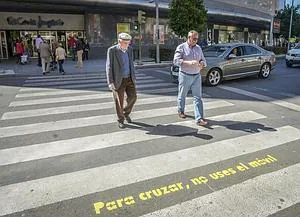 La Policía Local escribe consejos en los pasos de cebra para reducir  atropellos | Hoy