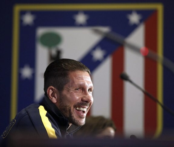 Simeone sonríe, ayer, en su comparecencia ante los medios antes de medirse al Barça. 