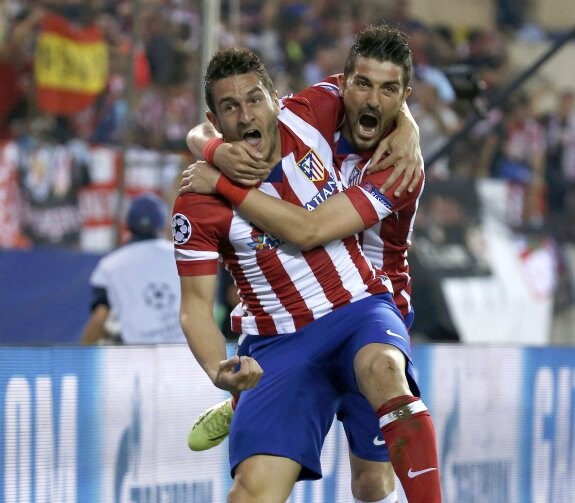 Koke celebra con Villa el gol que marcó al Barça y que significó ayer la clasificación del Atlético para la semifinales de la 'Champions'. 