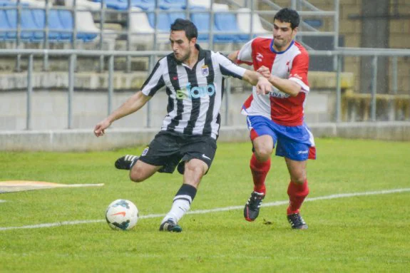 Parra se prepara para el centro ante la presión de Guerrero, jugador del Oliva. 