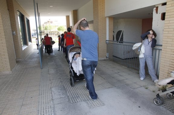 Los vecinos en el momento de ser desalojados. :: armando méndez