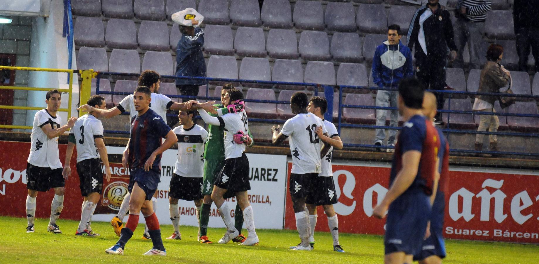Los jugadores emeritenses celebran el gol de Boro. :: Brígido