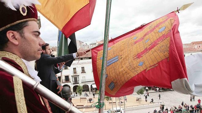 El Concejo cumple con el tremolar del pendón de San Jorge