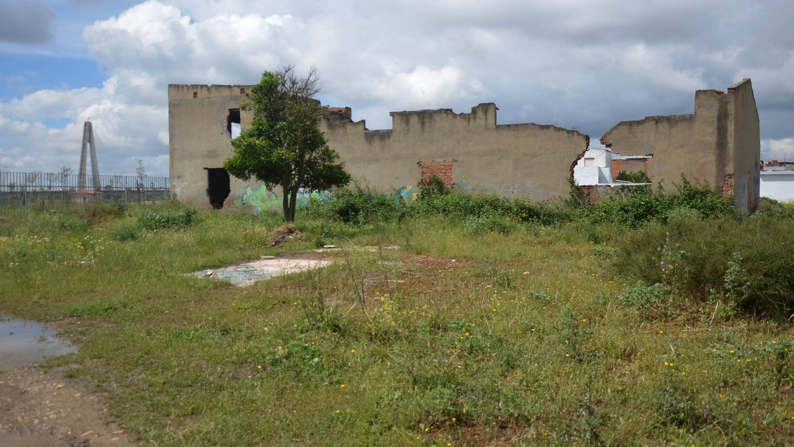 Vivienda donde se produjo la agresión. Al fondo, el Puente Real. :: 