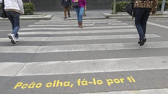 Paso de cebra rotulado con mensajes en portugués en Badajoz. 